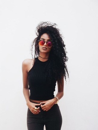 30 Jährige: Schwarzes kurzes Oberteil kombinieren – 101 Damen Outfits heiß Wetter: Lassen Sie sich von dieser legeren Freizeit-Kombination aus einem schwarzen kurzem Oberteil und schwarzen engen Jeans inspirieren.