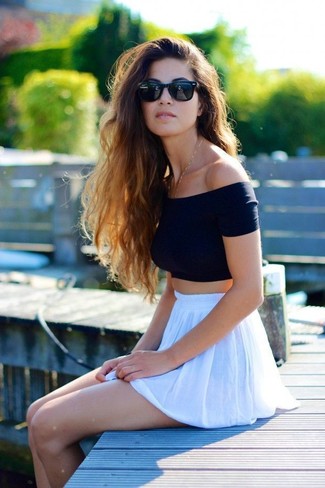 30 Jährige: Weißen Rock kombinieren – 158 Sommer Damen Outfits: Erwägen Sie das Tragen von einem schwarzen kurzem Oberteil und einem weißen Rock für ein wunderbares Freizeit-Outfit. So einfach kann ein stylisches Sommer-Outfit sein.