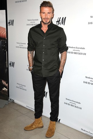 David Beckham trägt schwarzes Langarmhemd, schwarze Chinohose, beige Wildlederfreizeitstiefel