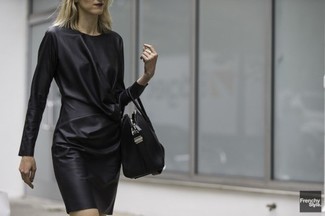 Schwarze Satchel-Tasche aus Leder kombinieren – 500+ Damen Outfits: Für einen bequemen Trend-Look, probieren Sie die Paarung aus einem schwarzen Leder Etuikleid und einer schwarzen Satchel-Tasche aus Leder.