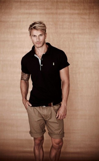 Schwarzes Polohemd kombinieren – 311 Herren Outfits: Vereinigen Sie ein schwarzes Polohemd mit braunen Shorts, um mühelos alles zu meistern, was auch immer der Tag bringen mag.