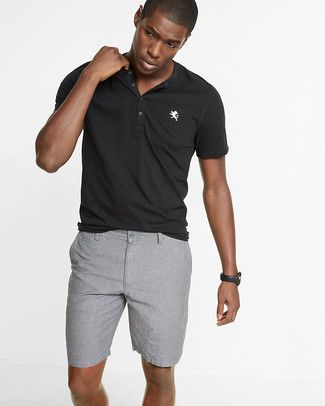 Schwarzes Polohemd kombinieren – 311 Herren Outfits: Kombinieren Sie ein schwarzes Polohemd mit grauen Shorts, um einen lockeren, aber dennoch stylischen Look zu erhalten.