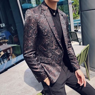 20 Jährige: Schwarze Anzughose kombinieren – 63 Sommer Herren Outfits: Kombinieren Sie ein schwarzes Sakko aus Brokat mit einer schwarzen Anzughose für einen stilvollen, eleganten Look. Dieses Outfit eignet sich sehr gut für den Sommer.