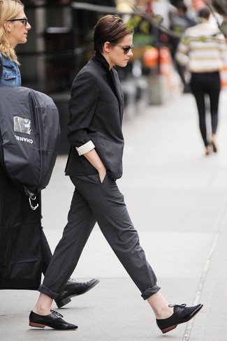 Schwarze Wildleder Oxford Schuhe kombinieren – 10 Damen Outfits: Um einen lockeren Look zu erreichen, tragen Sie ein schwarzes Sakko und eine dunkelgraue Anzughose. Schwarze Wildleder Oxford Schuhe fügen sich nahtlos in einer Vielzahl von Outfits ein.