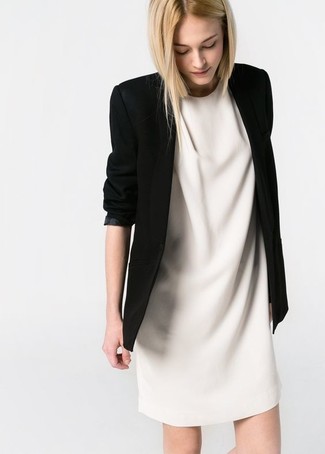 Weißes gerade geschnittenes Kleid kombinieren – 86 Damen Outfits: Sie möchten Ihren Casual-Look perfektionieren? Entscheiden Sie sich für ein weißes gerade geschnittenes Kleid und ein schwarzes Sakko.