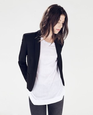 Welche Sakkos mit weißen und schwarzen T-Shirts mit einem Rundhalsausschnitt zu tragen – 164 Smart-Casual Damen Outfits: Wenn Sie auf der Suche nach dem perfekten entspannten Stil sind, vereinigen Sie ein Sakko mit einem weißen und schwarzen T-Shirt mit einem Rundhalsausschnitt.
