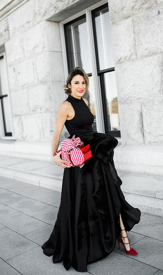 Schwarzes Ballkleid mit Schlitz kombinieren – 5 Damen Outfits: Wahlen Sie ein schwarzes Ballkleid mit Schlitz und Sie werden überall und zu jeder Zeit fantastisch aussehen. Rote Wildleder Pumps sind eine ideale Wahl, um dieses Outfit zu vervollständigen.