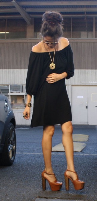 schwarzes schulterfreies Kleid, braune klobige Leder Sandaletten, goldener Anhänger für Damen
