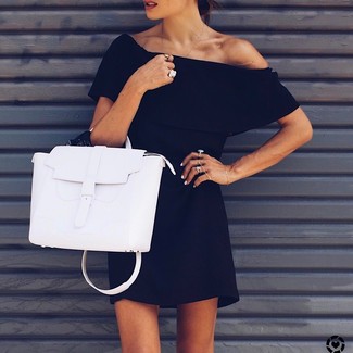 schwarzes schulterfreies Kleid, weiße Satchel-Tasche aus Leder für Damen