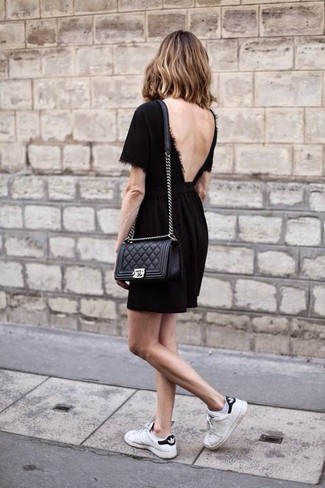 Schwarzes Skaterkleid kombinieren – 91 Damen Outfits: Entscheiden Sie sich für ein schwarzes Skaterkleid, um einen ultralässigen, aber dennoch modischen Look zu schaffen. Machen Sie diese Aufmachung leger mit weißen niedrigen Sneakers.