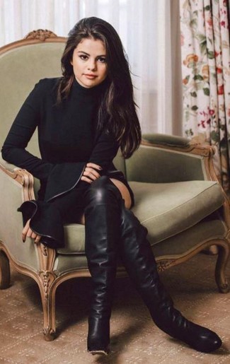 Selena Gomez trägt schwarzes Sweatkleid, schwarze Overknee Stiefel aus Leder