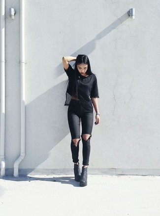 schwarzes T-Shirt mit einem Rundhalsausschnitt aus Netzstoff, schwarze enge Jeans mit Destroyed-Effekten, schwarze klobige Leder Stiefeletten für Damen