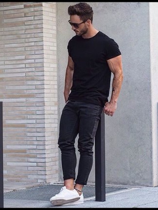 schwarzes T-Shirt mit einem Rundhalsausschnitt, dunkelgraue enge Jeans, weiße niedrige Sneakers für Herren