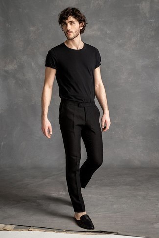 Schwarze Slipper kombinieren – 209 Herren Outfits heiß Wetter: Paaren Sie ein schwarzes T-Shirt mit einem Rundhalsausschnitt mit einer schwarzen Chinohose, um einen lockeren, aber dennoch stylischen Look zu erhalten. Fühlen Sie sich ideenreich? Komplettieren Sie Ihr Outfit mit schwarzen Slippern.