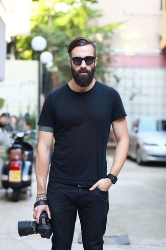 schwarzes T-Shirt mit einem Rundhalsausschnitt, schwarze Jeans, dunkelbraune Sonnenbrille für Herren