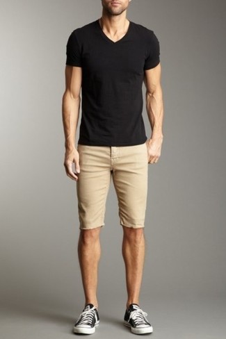 schwarzes T-Shirt mit einem V-Ausschnitt, beige Shorts, schwarze und weiße Segeltuch niedrige Sneakers für Herren