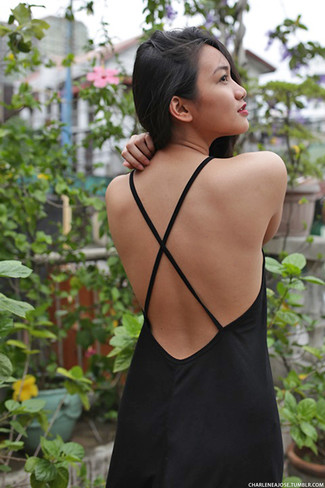 Lässige heiß Wetter Outfits Damen 2024: Tragen Sie ein schwarzes Trägerkleid, um einen modernen lockeren Trend-Look zu kreieren.