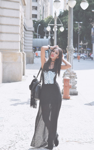 Schwarzen Maxirock kombinieren – 83 Damen Outfits: Entscheiden Sie sich für einen modischen Freizeit-Look in einem schwarzen und weißen bedruckten ärmellosem Oberteil und einem schwarzen Maxirock.