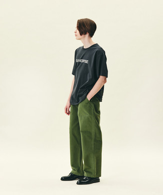 Teenager: Outfits Herren 2024: Entscheiden Sie sich für ein schwarzes und weißes bedrucktes T-Shirt mit einem Rundhalsausschnitt und eine olivgrüne Chinohose für einen bequemen Alltags-Look. Schwarze Leder Derby Schuhe sind eine einfache Möglichkeit, Ihren Look aufzuwerten.