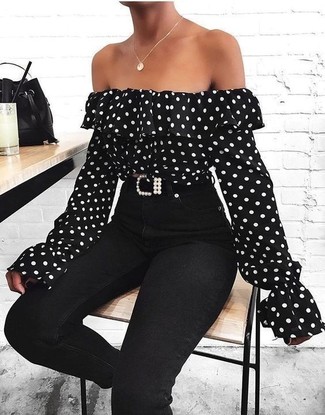 Bluse kombinieren – 500+ Damen Outfits: Möchten Sie ein wunderbares Alltags-Outfit schaffen, ist die Kombination aus einer Bluse und schwarzen engen Jeans Ihre Wahl.