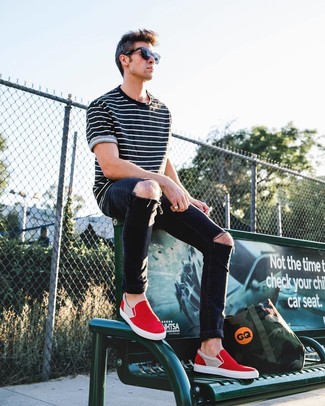 Rote Slip-On Sneakers kombinieren – 17 Herren Outfits: Für ein bequemes Couch-Outfit, erwägen Sie das Tragen von einem schwarzen und weißen horizontal gestreiften T-Shirt mit einem Rundhalsausschnitt und schwarzen Jeans mit Destroyed-Effekten. Fühlen Sie sich mutig? Ergänzen Sie Ihr Outfit mit roten Slip-On Sneakers.