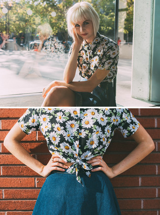 Hemd mit Blumenmuster kombinieren – 16 Damen Outfits: Ein Hemd mit Blumenmuster und ein dunkelblauer Skaterrock aus Jeans sind absolut Freizeit-Basics und können mit einer Vielzahl von Stücken kombiniert werden, um einen frischen, legeren Look zu schaffen.