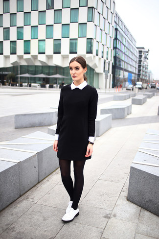 Schnürschuhe kombinieren – 354 Damen Outfits: Erwägen Sie das Tragen von einem schwarzen und weißen Shirtkleid für einen gepflegten, glamurösen Look. Fühlen Sie sich ideenreich? Vervollständigen Sie Ihr Outfit mit Schnürschuhen.