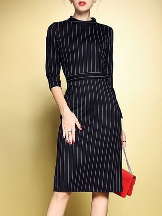 Rote Clutch kombinieren – 199 Damen Outfits: Ein schwarzes vertikal gestreiftes Etuikleid und eine rote Clutch erzeugen ein lockeres City-Outfit, das aber immer stilvoll bleibt.