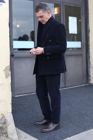 50 Jährige: Wie Brogues mit Sakkos zu kombinieren – 50 Herren Outfits: Entscheiden Sie sich für einen klassischen Stil in einem Sakko und einer schwarzen Anzughose aus Cord. Wenn Sie nicht durch und durch formal auftreten möchten, entscheiden Sie sich für Brogues.
