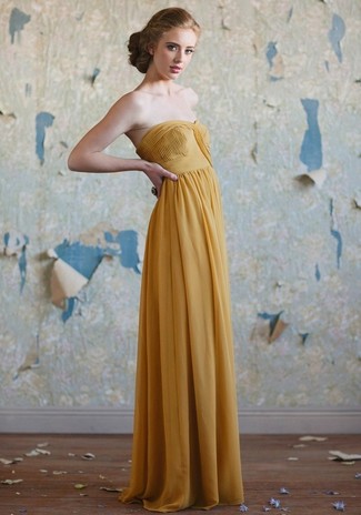 Gelbes Ballkleid kombinieren – 37 Damen Outfits heiß Wetter: Um eine schöne Silhouette zu formen, entscheiden Sie sich für ein gelbes Ballkleid.