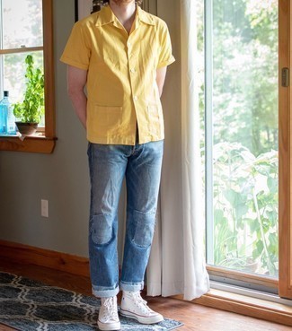 30 Jährige: Gelbes Kurzarmhemd kombinieren – 128 Herren Outfits: Kombinieren Sie ein gelbes Kurzarmhemd mit blauen Jeans mit Flicken für ein großartiges Wochenend-Outfit. Fühlen Sie sich ideenreich? Vervollständigen Sie Ihr Outfit mit weißen hohen Sneakers aus Segeltuch.