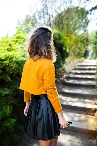 Lederrock kombinieren – 491 Damen Outfits: Probieren Sie diese Kombination aus einem senf kurzem Oberteil und einem Lederrock - mehr brauchen Sie nicht, um ein perfektes super lässiges Trend-Outfit zu erhalten.