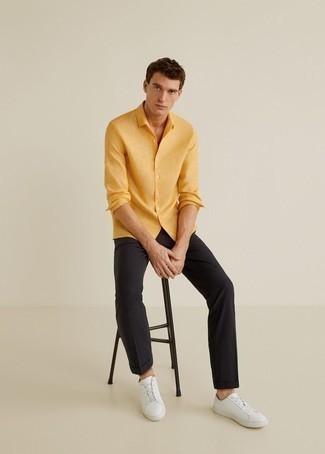 Orange Langarmhemd kombinieren – 238 Herren Outfits: Entscheiden Sie sich für ein orange Langarmhemd und eine schwarze Chinohose für ein Alltagsoutfit, das Charakter und Persönlichkeit ausstrahlt. Machen Sie diese Aufmachung leger mit weißen Leder niedrigen Sneakers.
