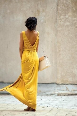 Gelbes Maxikleid kombinieren – 32 Damen Outfits: Sie möchten den mühelosen Casual-Stil perfektionieren? Tragen Sie ein gelbes Maxikleid. Hellbeige Wildleder Ballerinas sind eine großartige Wahl, um dieses Outfit zu vervollständigen.