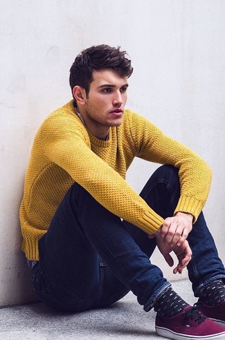 Gelben Pullover mit einem Rundhalsausschnitt kombinieren – 215 Herren Outfits: Kombinieren Sie einen gelben Pullover mit einem Rundhalsausschnitt mit dunkelblauen engen Jeans für ein großartiges Wochenend-Outfit. Vervollständigen Sie Ihr Look mit lila niedrigen Sneakers.
