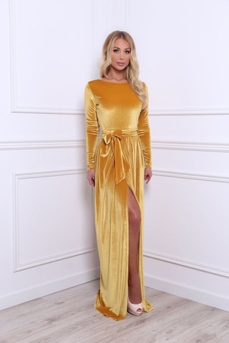Goldenes Samtkleid kombinieren – 2 Damen Outfits heiß Wetter: Erwägen Sie das Tragen von einem goldenen Samtkleid, um wahrhaft atemberaubend auszusehen. Vervollständigen Sie Ihr Look mit hellbeige Leder Pumps.
