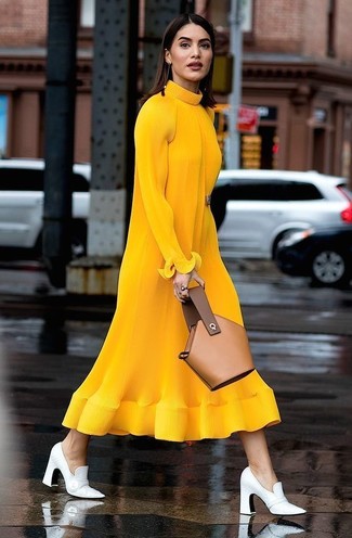 Gelbes Midikleid kombinieren – 26 Damen Outfits: Entscheiden Sie sich für ein gelbes Midikleid, um ein lässiges, aber dennoch schickes Outfit zu kreieren. Weiße Leder Pumps sind eine gute Wahl, um dieses Outfit zu vervollständigen.