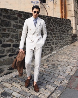 20 Jährige: Rotbraune Wildleder Slipper mit Quasten kombinieren – 35 Elegante Herren Outfits: Kombinieren Sie eine braune Shirtjacke mit einem weißen Anzug für einen stilvollen, eleganten Look. Ergänzen Sie Ihr Look mit rotbraunen Wildleder Slippern mit Quasten.