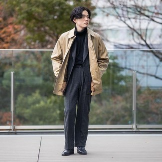 Schwarze Leder Slipper kombinieren – 500+ Herren Outfits: Kombinieren Sie eine beige Shirtjacke mit einem dunkelgrauen Wollanzug für einen stilvollen, eleganten Look. Schwarze Leder Slipper sind eine großartige Wahl, um dieses Outfit zu vervollständigen.