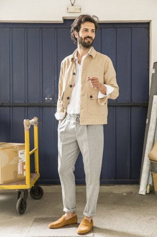 Beige Jacke kombinieren – 1200+ Herren Outfits: Kombinieren Sie eine beige Jacke mit einer grauen Chinohose für Ihren Bürojob. Fühlen Sie sich mutig? Ergänzen Sie Ihr Outfit mit beige Wildleder Slippern.