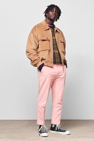 Herren Outfits 2022: Kombinieren Sie eine beige Shirtjacke aus Wildleder mit einer rosa Chinohose, wenn Sie einen gepflegten und stylischen Look wollen.
