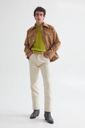 Hellbeige Shirtjacke aus Cord kombinieren – 56 Herren Outfits: Paaren Sie eine hellbeige Shirtjacke aus Cord mit weißen Jeans für einen bequemen Alltags-Look. Setzen Sie bei den Schuhen auf die klassische Variante mit dunkelgrauen Chelsea Boots aus Leder.
