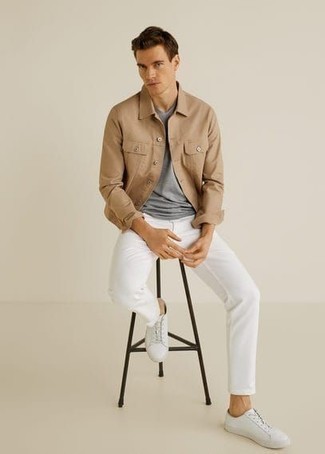 Beige Shirtjacke kombinieren – 500+ Herren Outfits: Kombinieren Sie eine beige Shirtjacke mit weißen Jeans, um mühelos alles zu meistern, was auch immer der Tag bringen mag. Fühlen Sie sich ideenreich? Entscheiden Sie sich für weißen Leder niedrige Sneakers.