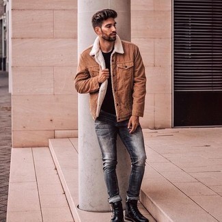 Graue Jeans kombinieren – 500+ Smart-Casual Herren Outfits: Vereinigen Sie eine beige Shirtjacke aus Cord mit grauen Jeans für einen bequemen Alltags-Look. Dieses Outfit passt hervorragend zusammen mit einer schwarzen Lederfreizeitstiefeln.