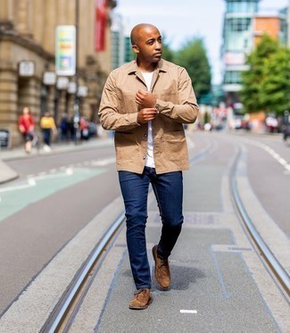 Wie Chukka-Stiefel mit Shirtjacke zu kombinieren – 406 Herren Outfits: Kombinieren Sie eine Shirtjacke mit dunkelblauen Jeans für einen bequemen Alltags-Look. Chukka-Stiefel sind eine großartige Wahl, um dieses Outfit zu vervollständigen.