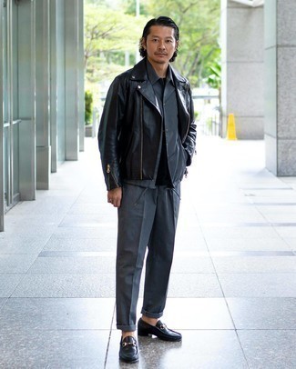 Wie Anzughose mit Bikerjacke zu kombinieren – 63 Smart-Casual Herren Outfits kühl Wetter: Kombinieren Sie eine Bikerjacke mit einer Anzughose, wenn Sie einen gepflegten und stylischen Look wollen. Vervollständigen Sie Ihr Outfit mit schwarzen Leder Slippern, um Ihr Modebewusstsein zu zeigen.