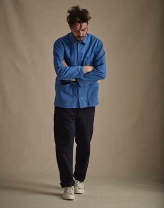 30 Jährige: Schwarze Chinohose kombinieren – 500+ Herren Outfits: Kombinieren Sie eine blaue Shirtjacke mit einer schwarzen Chinohose für einen für die Arbeit geeigneten Look. Wählen Sie die legere Option mit hellbeige Segeltuch niedrigen Sneakers.