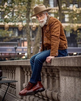 50 Jährige: Hut kombinieren – 59 Smart-Casual Herren Outfits warm Wetter: Vereinigen Sie eine braune Shirtjacke aus Cord mit einem Hut für einen entspannten Wochenend-Look. Fügen Sie eine braune Lederfreizeitstiefel für ein unmittelbares Style-Upgrade zu Ihrem Look hinzu.