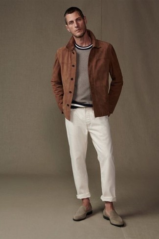 30 Jährige: Pullover mit einem Rundhalsausschnitt kombinieren – 500+ Smart-Casual Herren Outfits: Paaren Sie einen Pullover mit einem Rundhalsausschnitt mit weißen Jeans für ein großartiges Wochenend-Outfit. Beige Wildleder Slipper putzen umgehend selbst den bequemsten Look heraus.