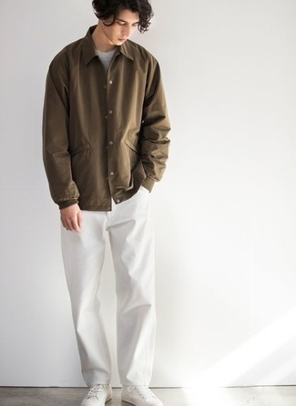 Teenager: Turnschuhe kombinieren – 500+ Casual Herren Outfits: Kombinieren Sie eine braune Shirtjacke mit weißen Jeans für ein bequemes Outfit, das außerdem gut zusammen passt. Turnschuhe leihen Originalität zu einem klassischen Look.